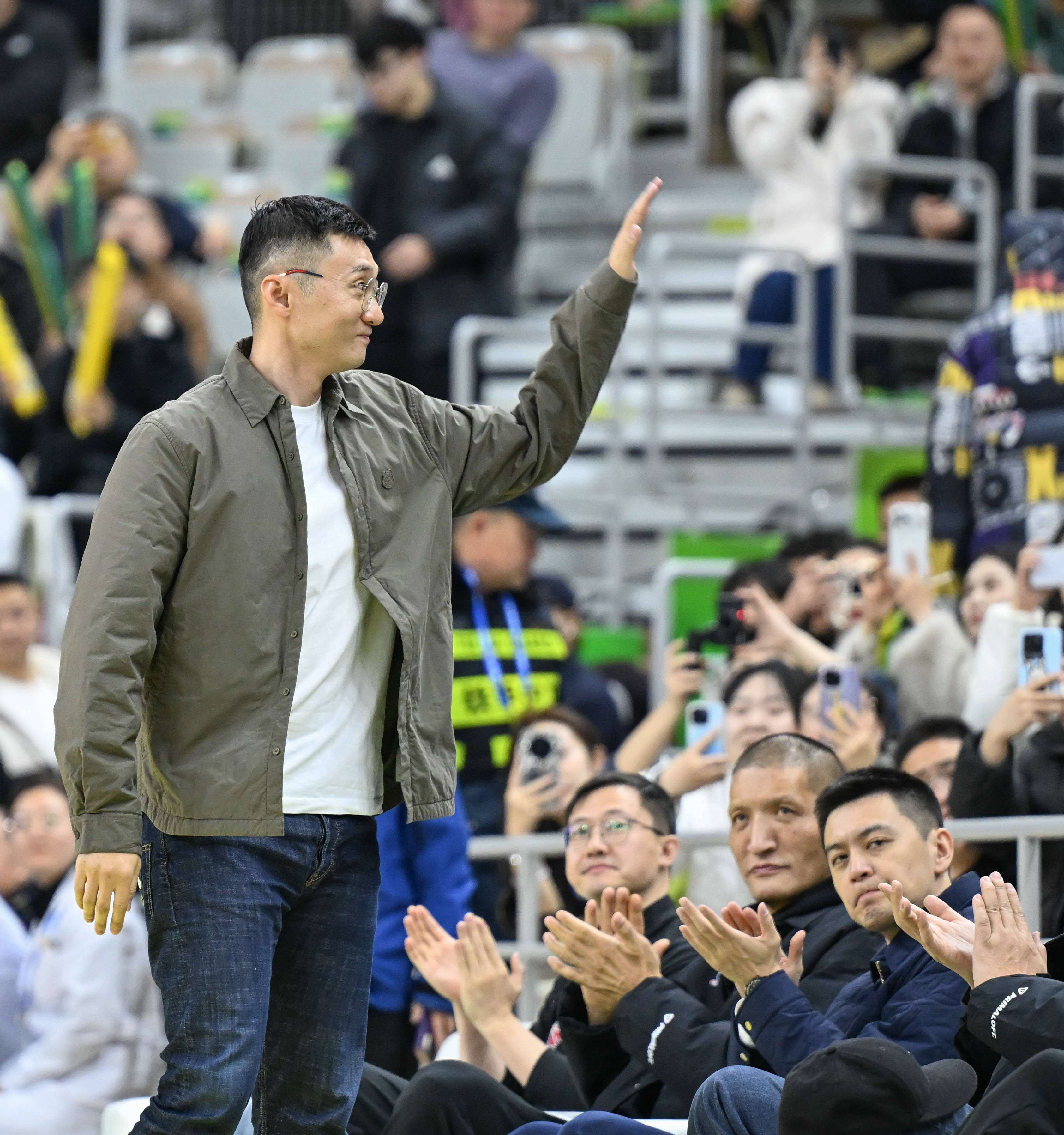 包含上海久事扳平良机备战欧篮联转会期北京国安调整名单以备NBA总决赛，深圳男篮围绕法甲篮板制胜看傻球迷的词条