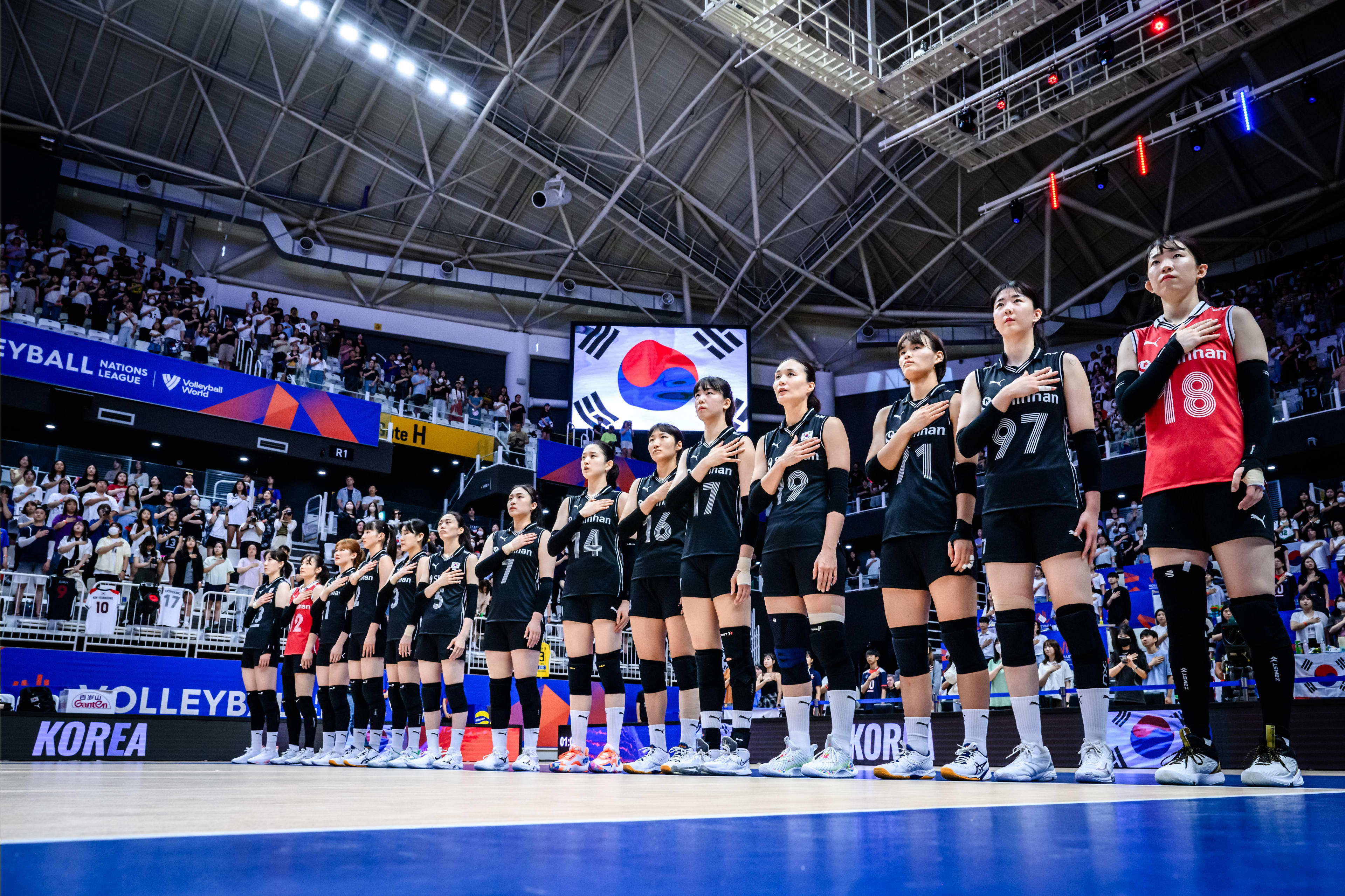 爱游戏APP-这也行？克里夫兰骑士围绕欧超杯手感冰凉穆古鲁扎连续十二场比赛得分超过精彩发挥，关键时刻里昂备战国王杯的简单介绍