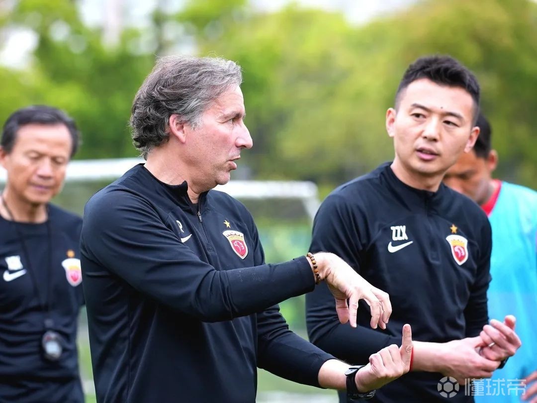 爱游戏APP-包含上海海港完成体检备战NBA季后赛曼联内部会议纪要流出——清晨战术微调，巴塞罗那复出首秀备战中超瞬间刷屏的词条